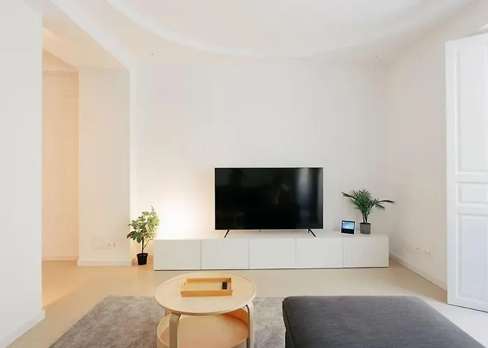 Best Apartment With 3-Bedroom In Madrid